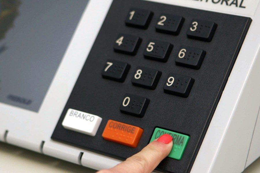 Mais de 58% dos brasileiros acreditam que IA influenciará o voto nas próximas eleições