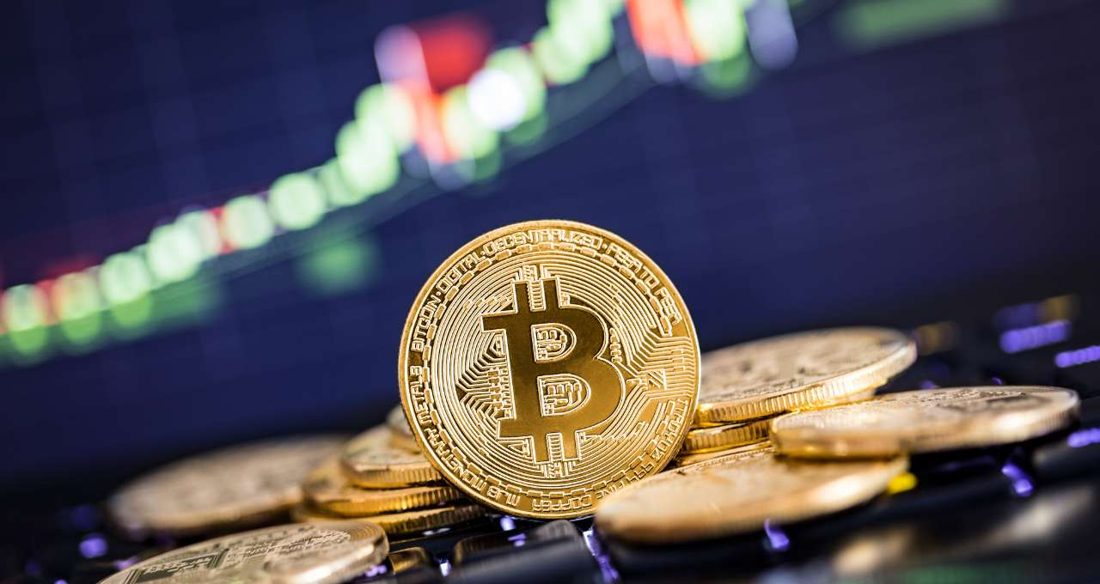 Bitcoin avança 22% na semana e supera US$ 77 mil; veja preços das criptomoedas