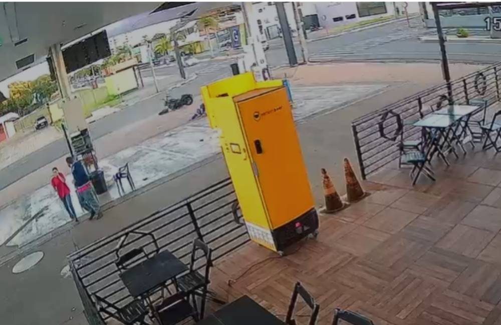 Colisão entre motocicletas em semáforo de Jataí deixa condutores feridos