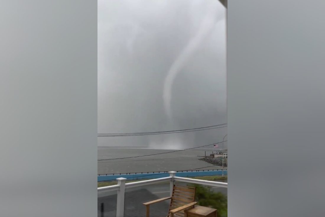Tornado forma tromba d'água em Atlantic Beach, Nova York