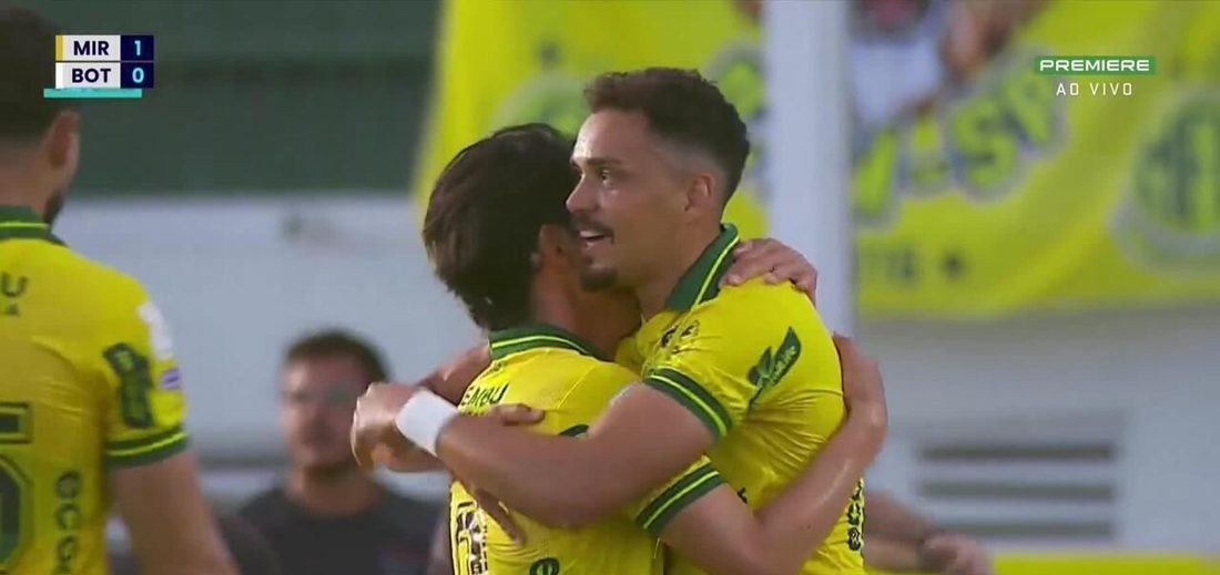Eduardo marca gol de dentro da área aos 15 minutos do 1º tempo contra o Botafogo