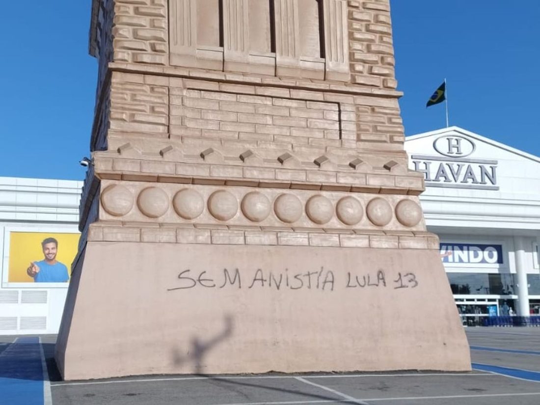 Estátua da Havan é pichada em Natal; Luciano Hang oferece recompensa de R$ 10 mil