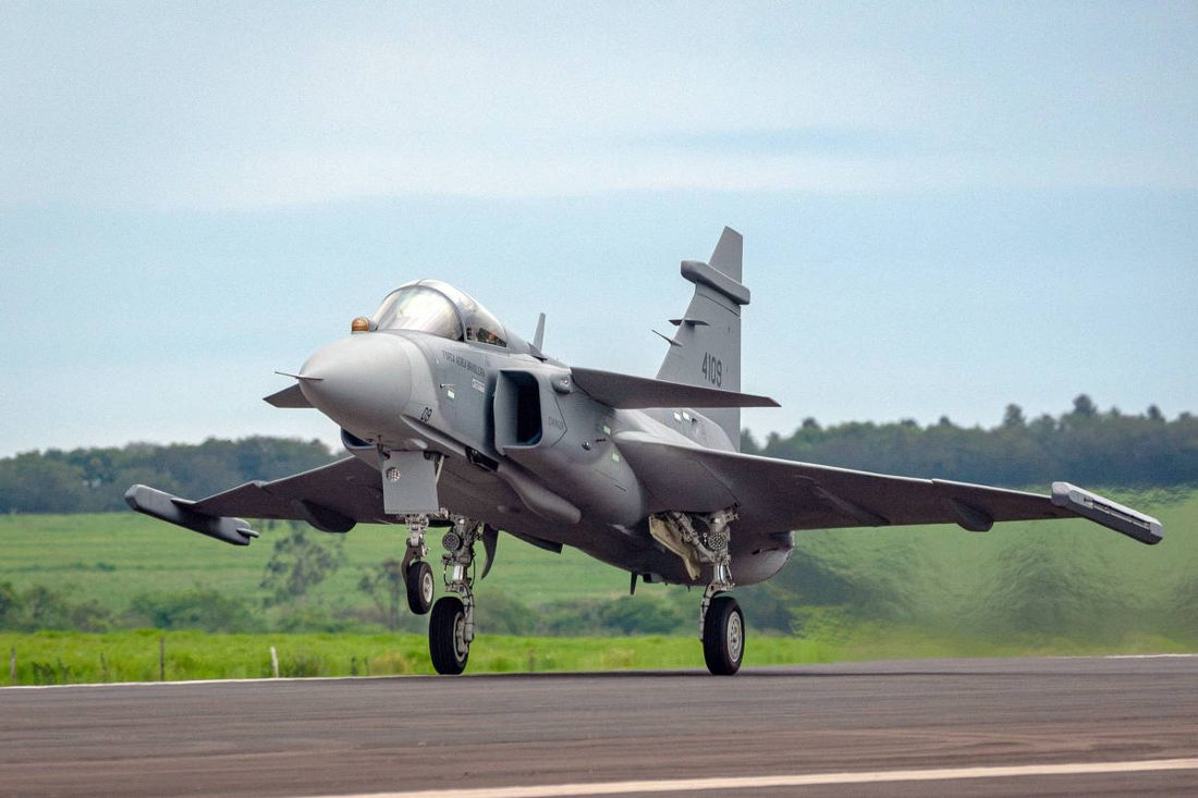 Primeiro caça Gripen fabricado no Brasil realiza voo inaugural