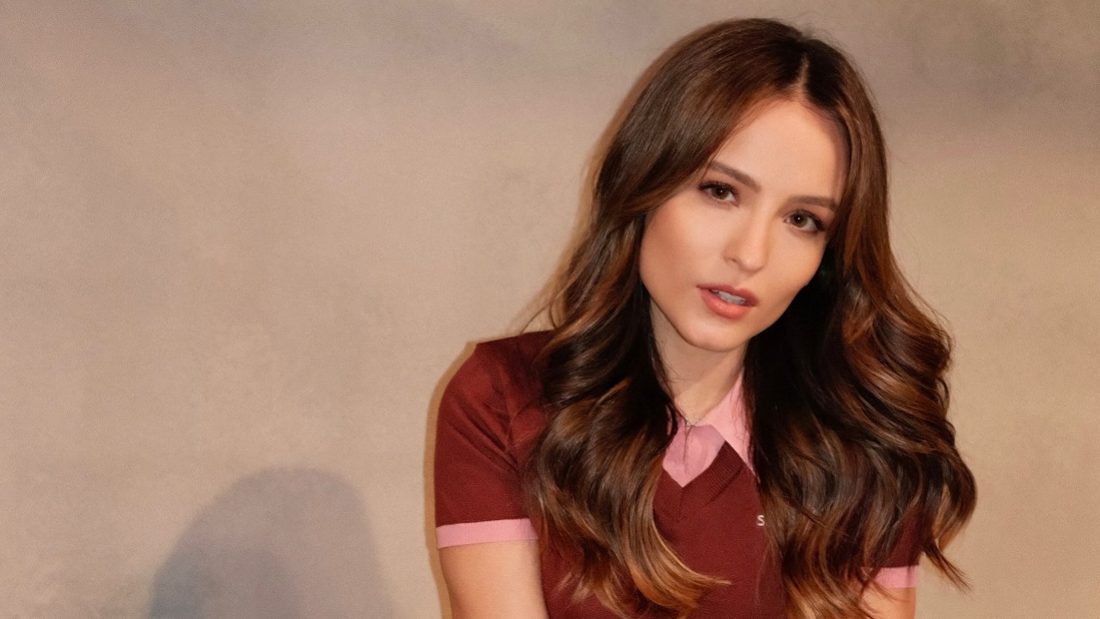 Larissa Manoela aposta em look com camisa polo e minissaia xadrez e encanta fãs