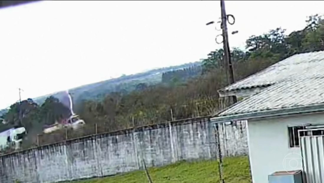 Raio cria cratera na BR-364 e ventos fortes provocam estragos em diferentes regiões de Rondônia
