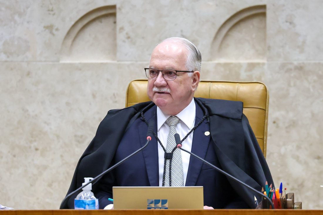 Treze ex-ministros do STF solicitam a Edson Fachin convocação urgente de sessão pública para apuração rigorosa da crise institucional
