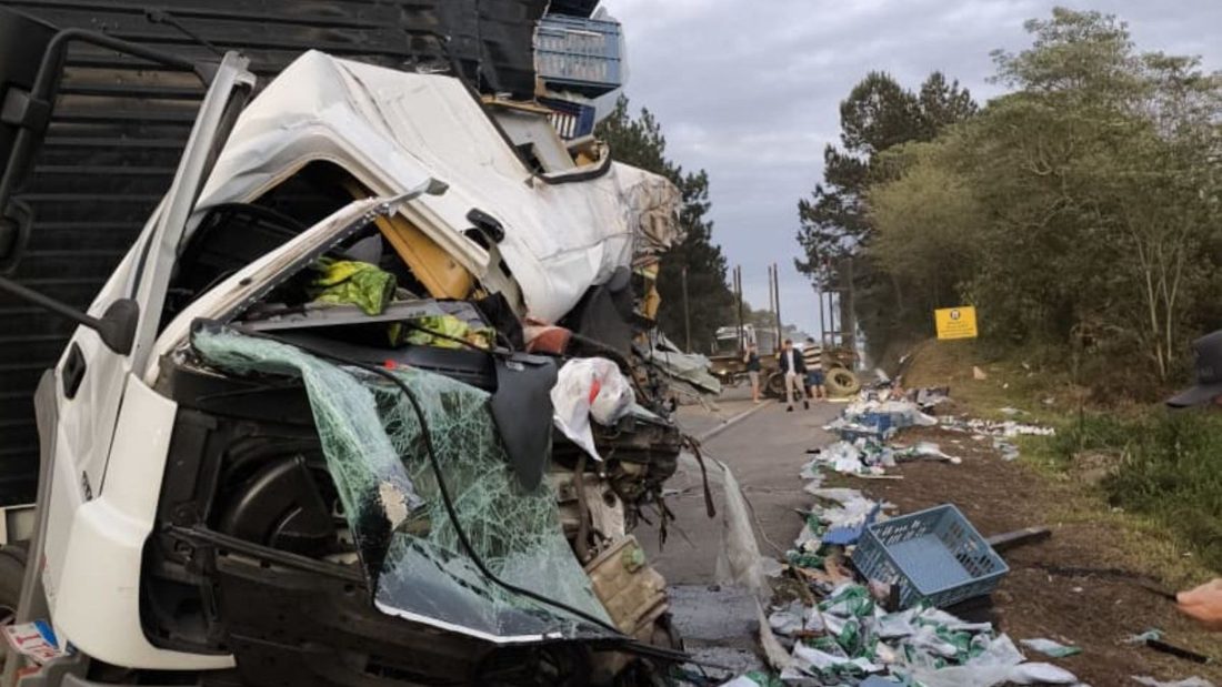Jovem de 22 anos morre e bebê de 8 meses fica ferido em colisão de caminhões na BR-282, em Ponte Serrada (SC)