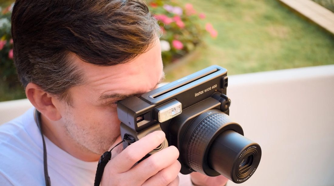 Instax WIDE 400 conquista teste de 60 fotos e revela vantagens e custos da fotografia instantânea