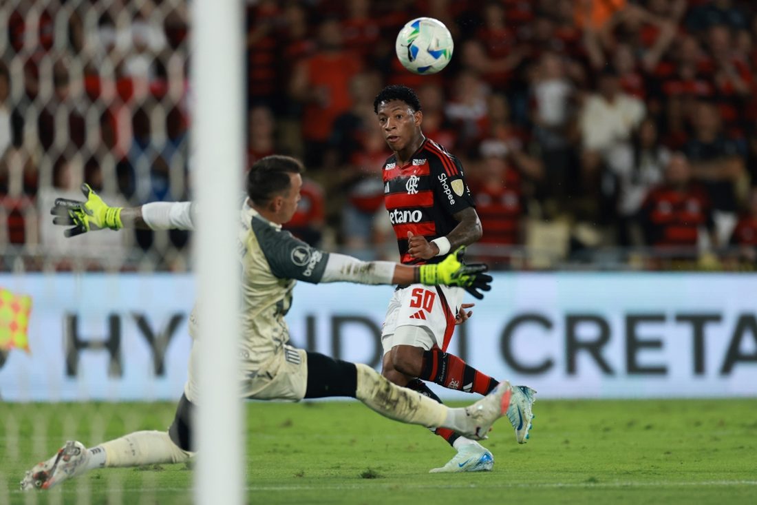 Gonzalo Plata se despede do Flamengo e embarca para o Dínamo Moscou