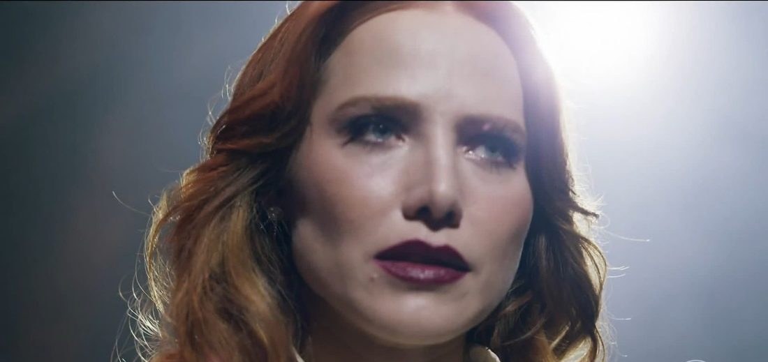 Letícia Colin revela nova fase de Adriana: visual ruivo intenso e look inspirado na deusa da justiça