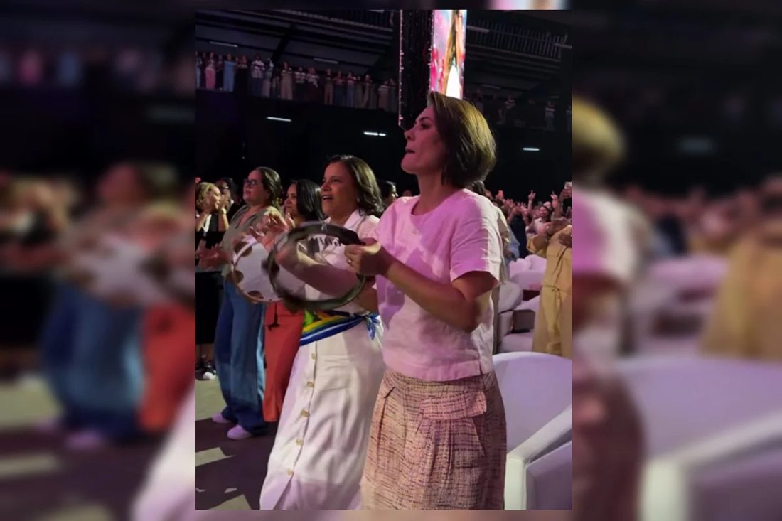 Michelle Bolsonaro participa de evento evangélico em Brasília e toca pandeiro