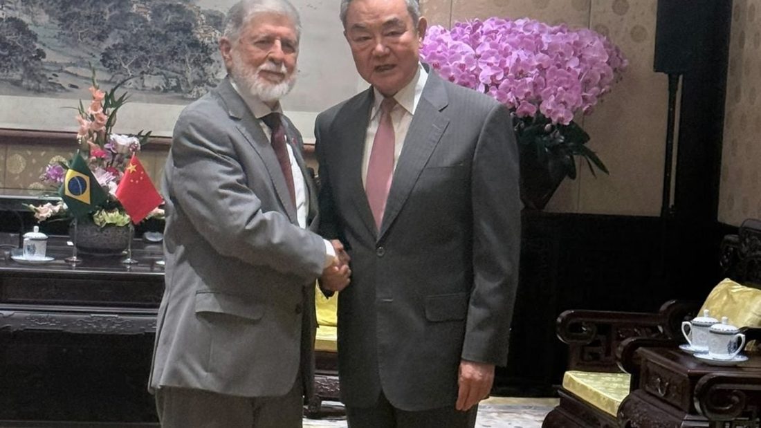 Celso Amorim entrega carta de Lula a Xi Jinping e destaca parceria em IA e minerais críticos