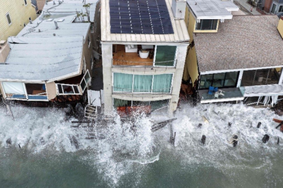 Ondas devastadoras atingem casas na Califórnia: "É algo sem precedentes", diz prefeito