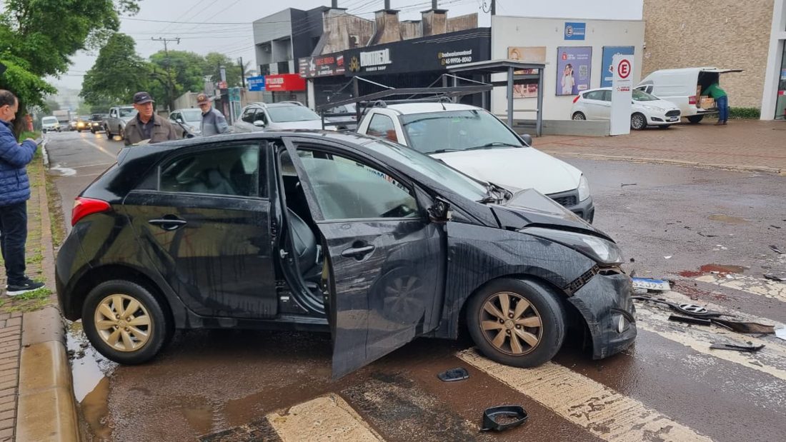 Polícia Militar de Cascavel realiza perseguição que culmina em tiroteios e múltiplos acidentes
