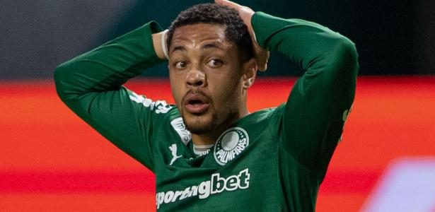 Abel Ferreira provoca Vitor Roque em live do Palmeiras e gera debate entre torcedores