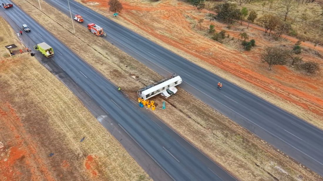 Carreta de combustível derruba tráfego na BR-020 em Planaltina