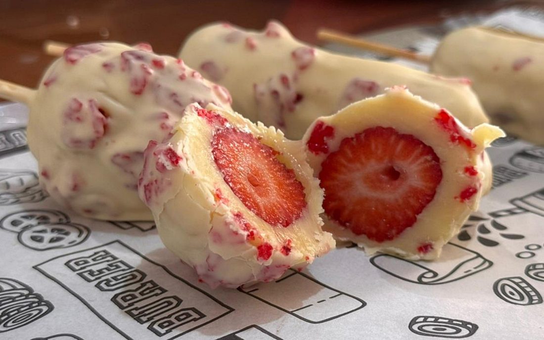 Barato da Cozinha ensina a fazer morango cravejado, versão do viral morango do amor