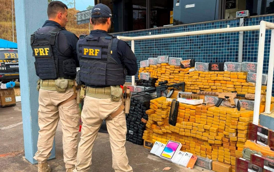 PRF apreende mais de 540 kg de drogas, armas e cinco motos roubadas em caminhão na Fernão Dias (MG)