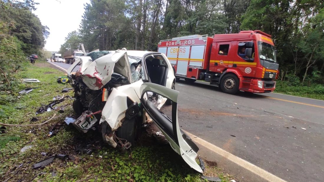 Colisão frontal na RS-135 deixa três adultos em estado grave e uma criança estável