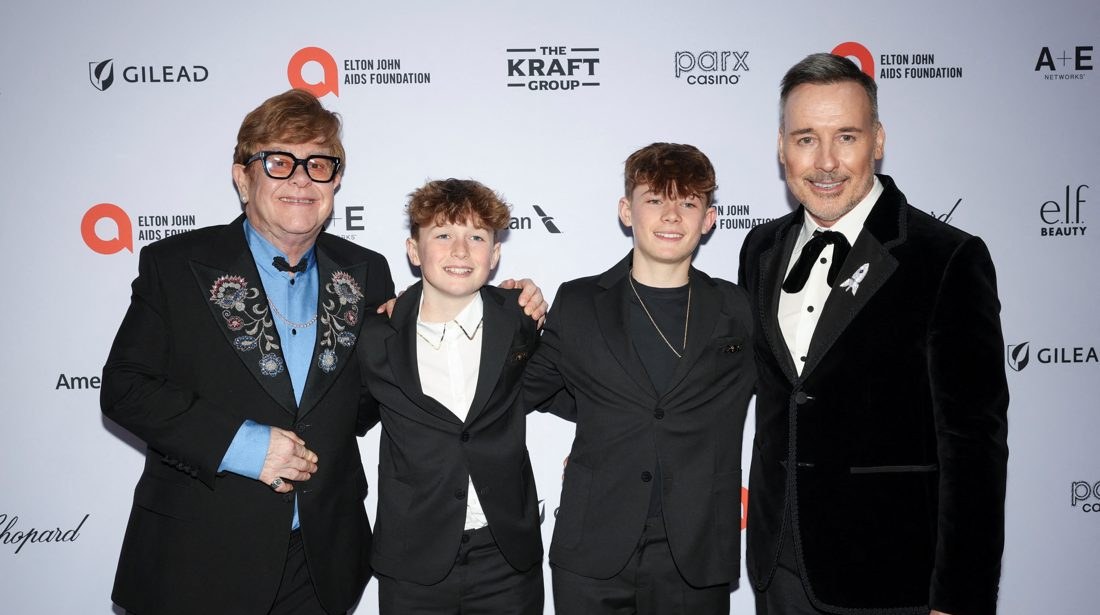 Elton John e David Furnish viajam à Sardenha, apresentam-se no Rock in Rio e compartilham detalhes da família com filhos adolescentes e madrinha Lady Gaga