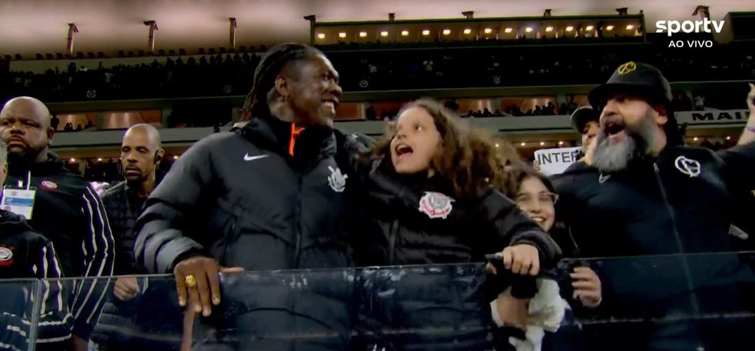 Seedorf acompanha Corinthians x Vitória da arquibancada e faz "poropopó" com a torcida