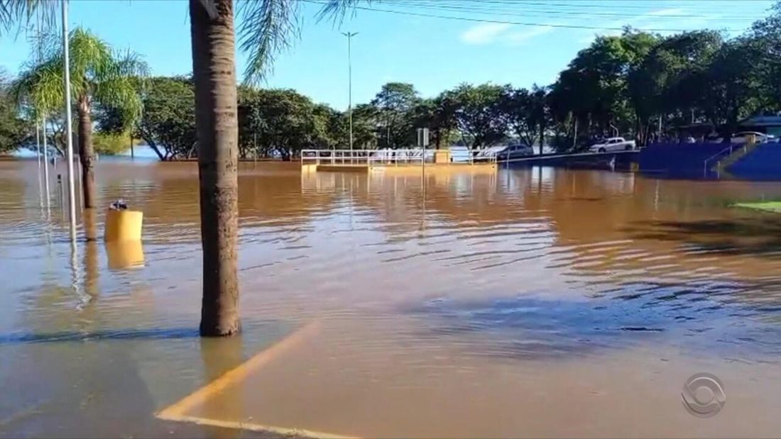Rio Uruguai ultrapassa a cota de inundação e sobe 7 cm por hora, vídeo mostra situação em RS