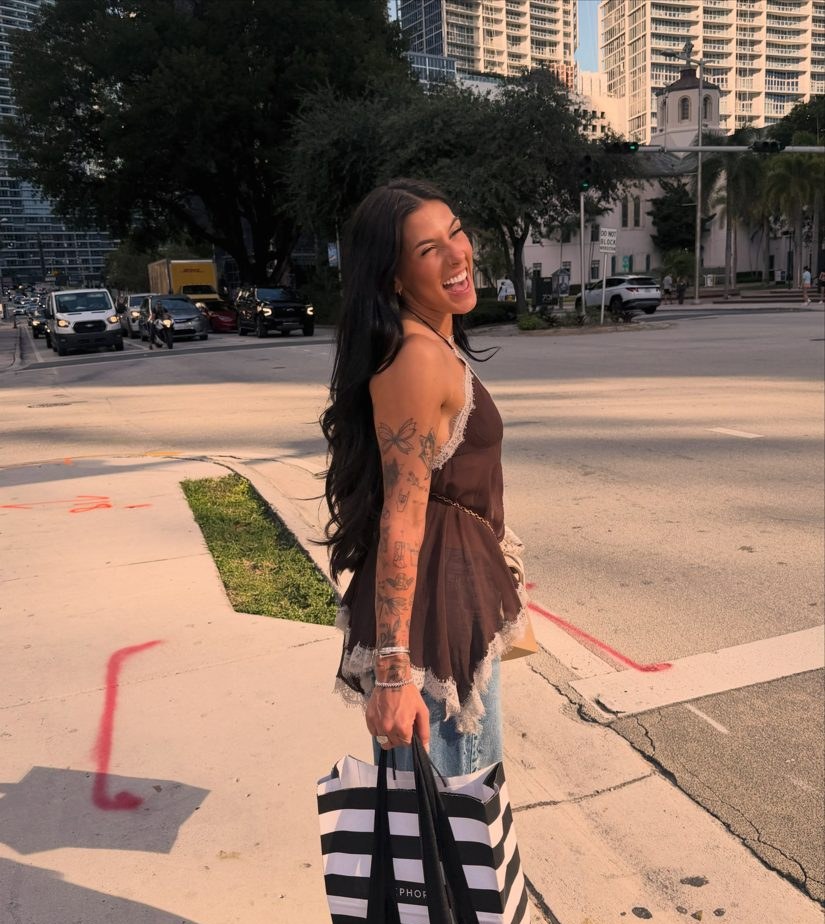 Ana Castela aposta em sleep look com transparência em compras em Miami