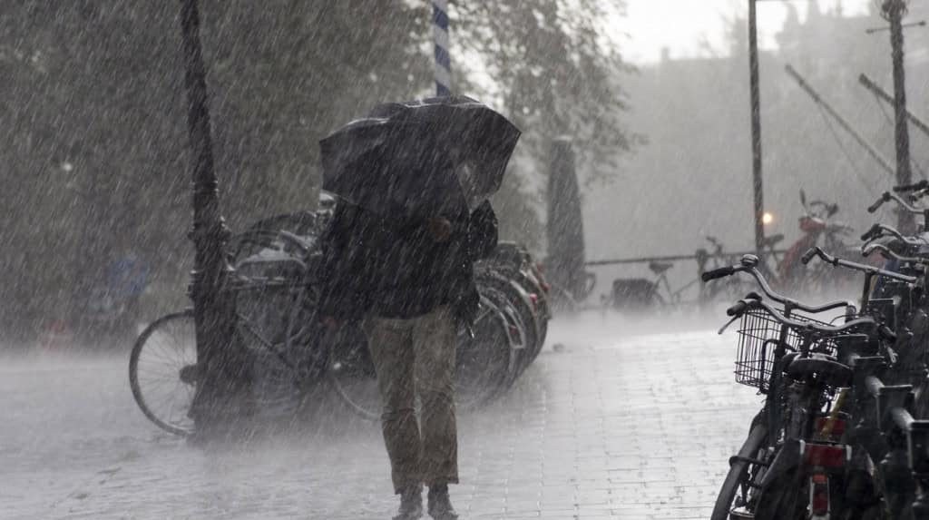 Frente fria traz chuva ao domingo de eleições em várias regiões do Brasil