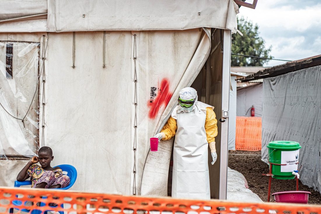Ebola se espalha 'como fogo' na África enquanto agentes de saúde lutam contra a exaustão