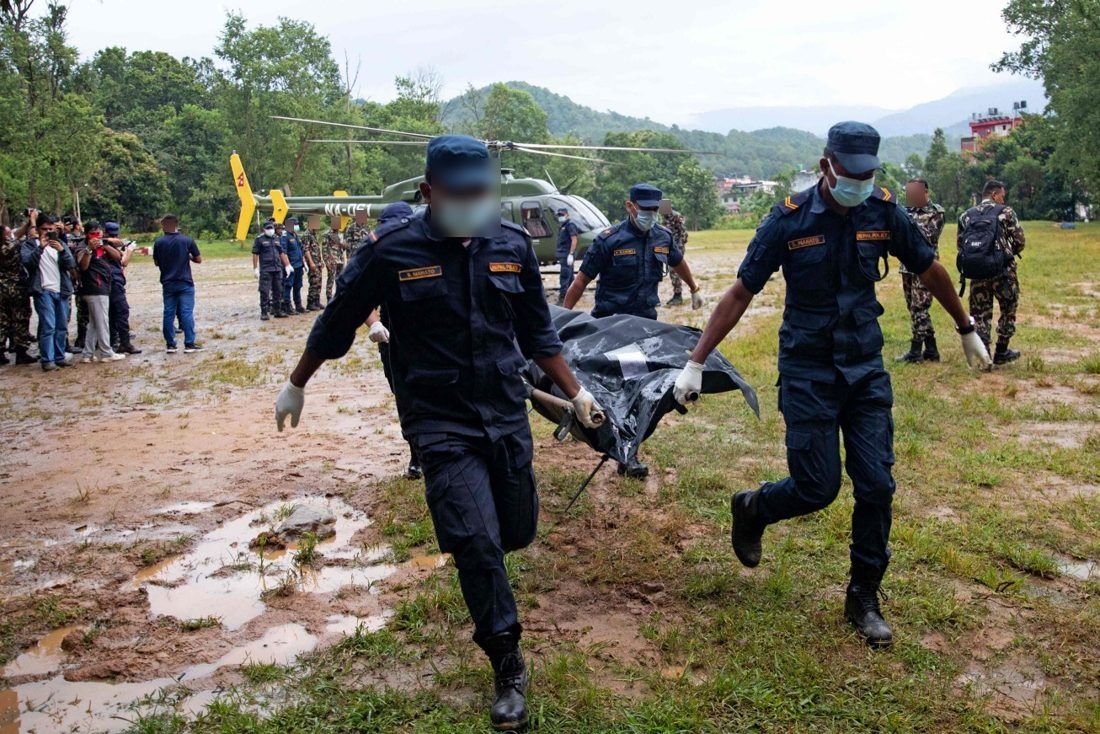 Corpos arrastados por enxurrada de densidade superior ao concreto dificultam identificação, relata engenheiro nepales ao GLOBO