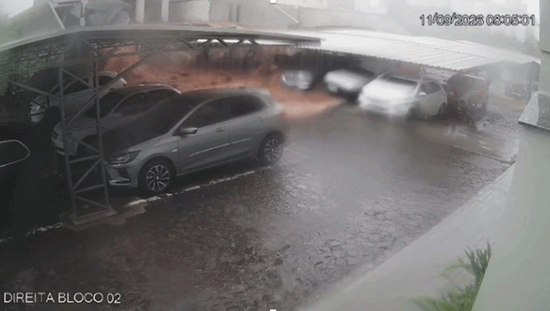 Carros são arrastados por enxurrada de lama após desabamento de muros em garagem de Chapecó