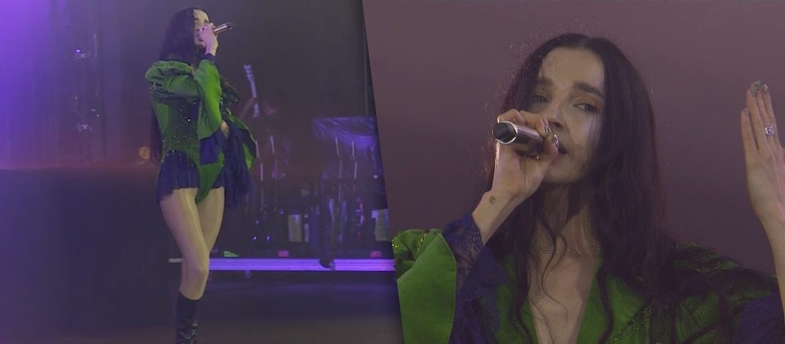 Poppy desfila look ultracavado em azul, verde e amarelo no Palco Sunset do Rock in Rio 2026