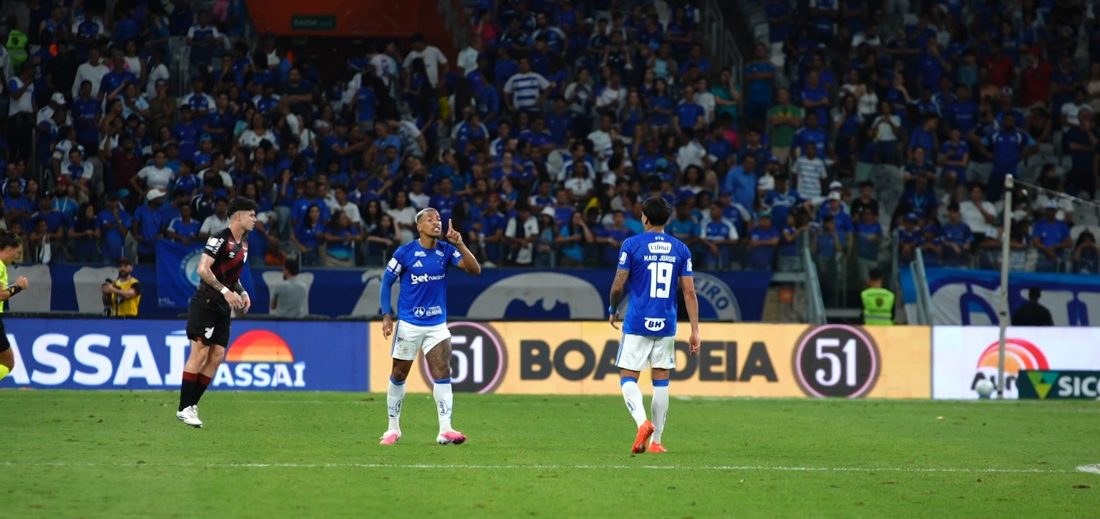Cruzeiro x Athletico-PR: Matheus Pereira e Kaio Jorge entram em discussão após cobrança de pênalti
