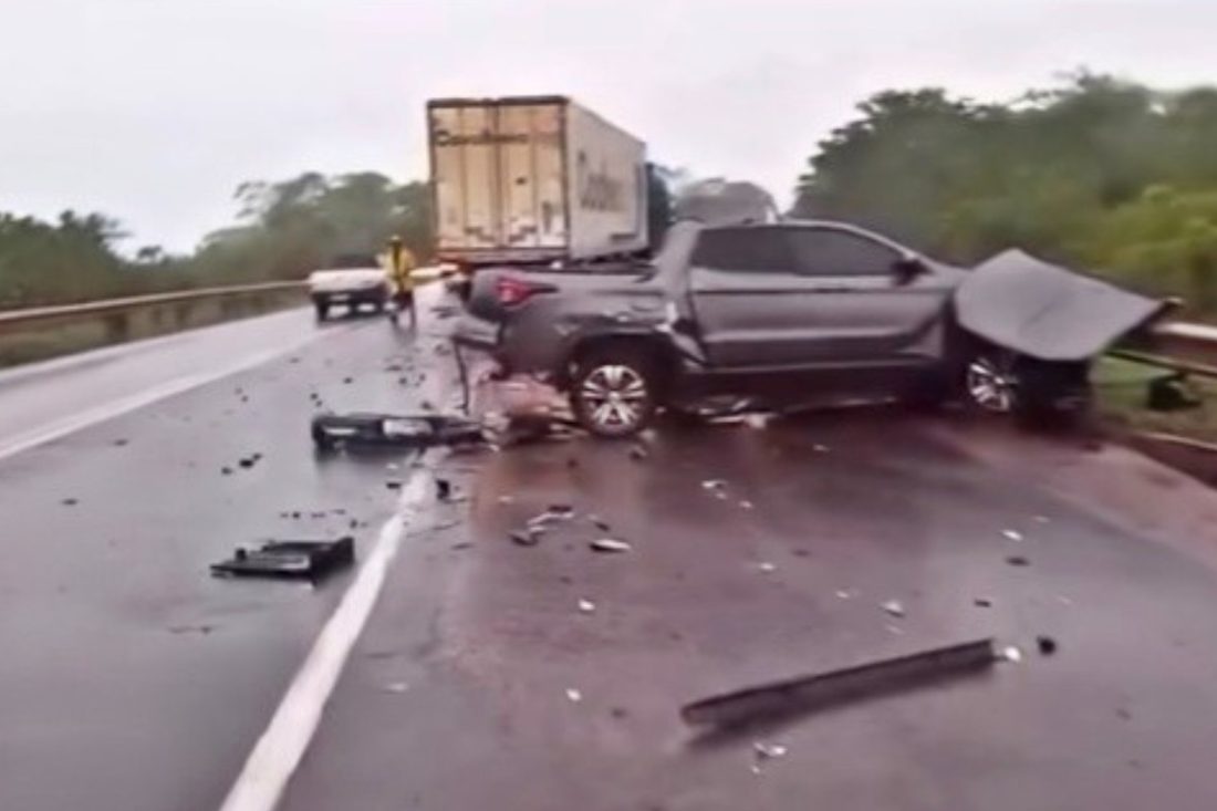 Dois militares do Exército morrem em colisão entre Fiat Toro e carreta na BR-163, MS