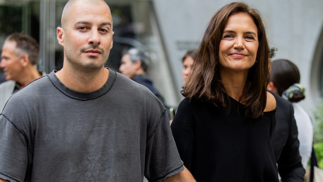 Katie Holmes desfila look descontraído na NYFW e ensina aula de estilo relaxado