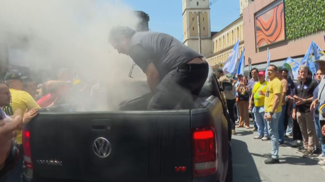 Gerador de carro de som incendiado em ato de campanha de Flávio Bolsonaro em São Paulo