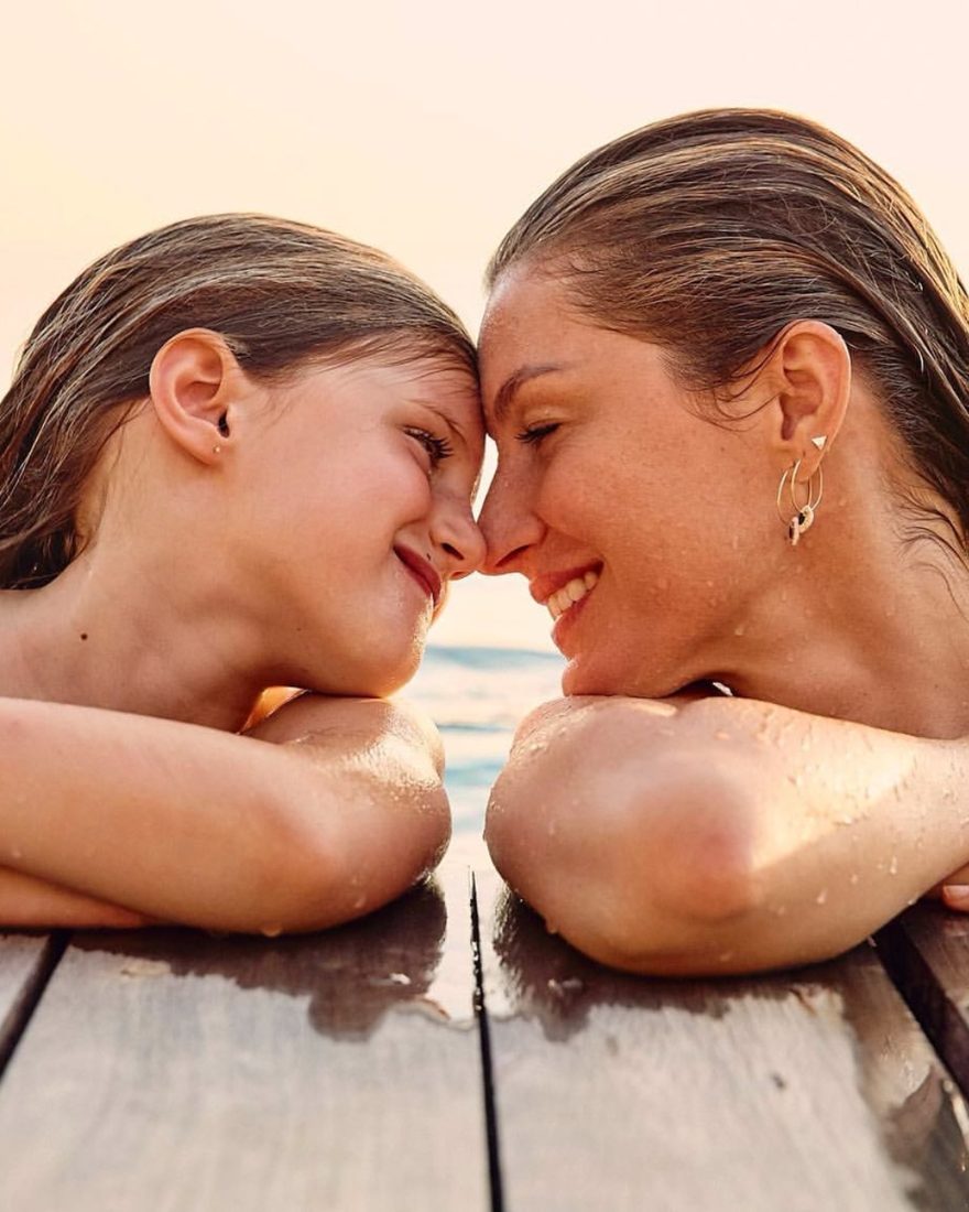 Gisele Bündchen e filha Vivian desfilam look casual de jeans e tênis em passeio por Nova York