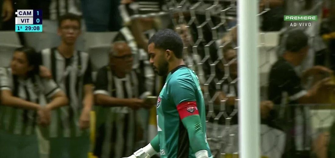 Thiago Borbas desperdiça chute fora da área aos 29 minutos do 1º tempo no confronto Atlético-MG x Vitória