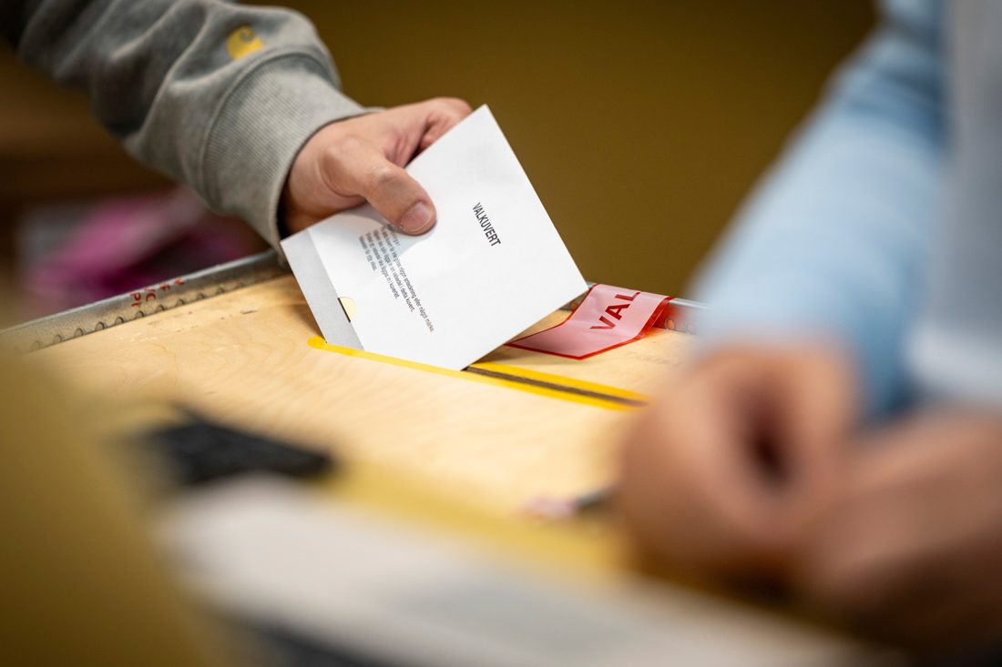 Eleição na Suécia indica vitória apertada da coalizão centro‑esquerda e queda da extrema‑direita