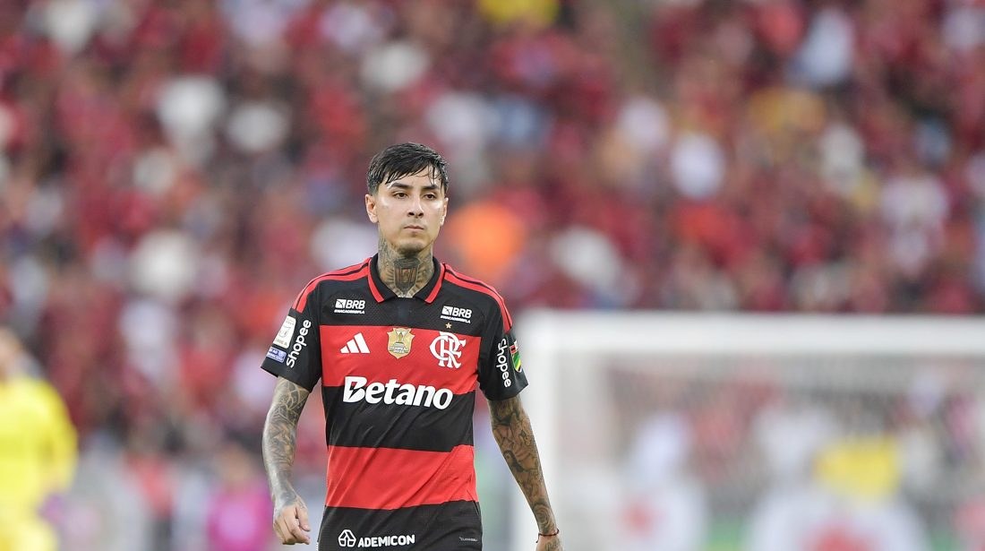 Flamengo oficializa renovação de contrato de Pulgar até 2029