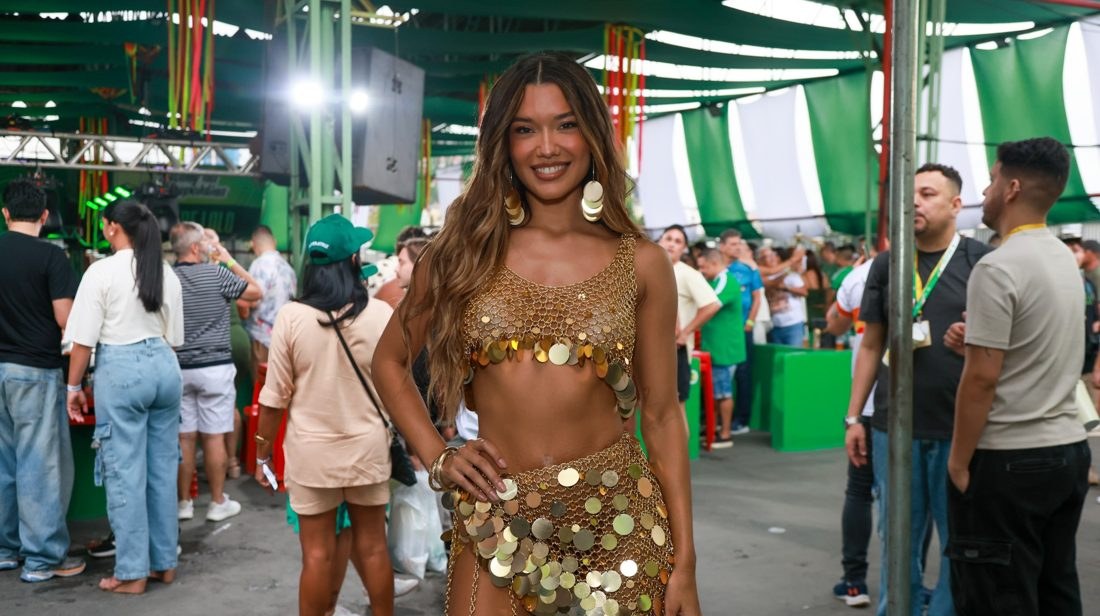 Agnes Pimentel, nova musa da Imperatriz, aposta na transparência e tampa o umbigo: 'Pra guardar o nosso lado espiritual'