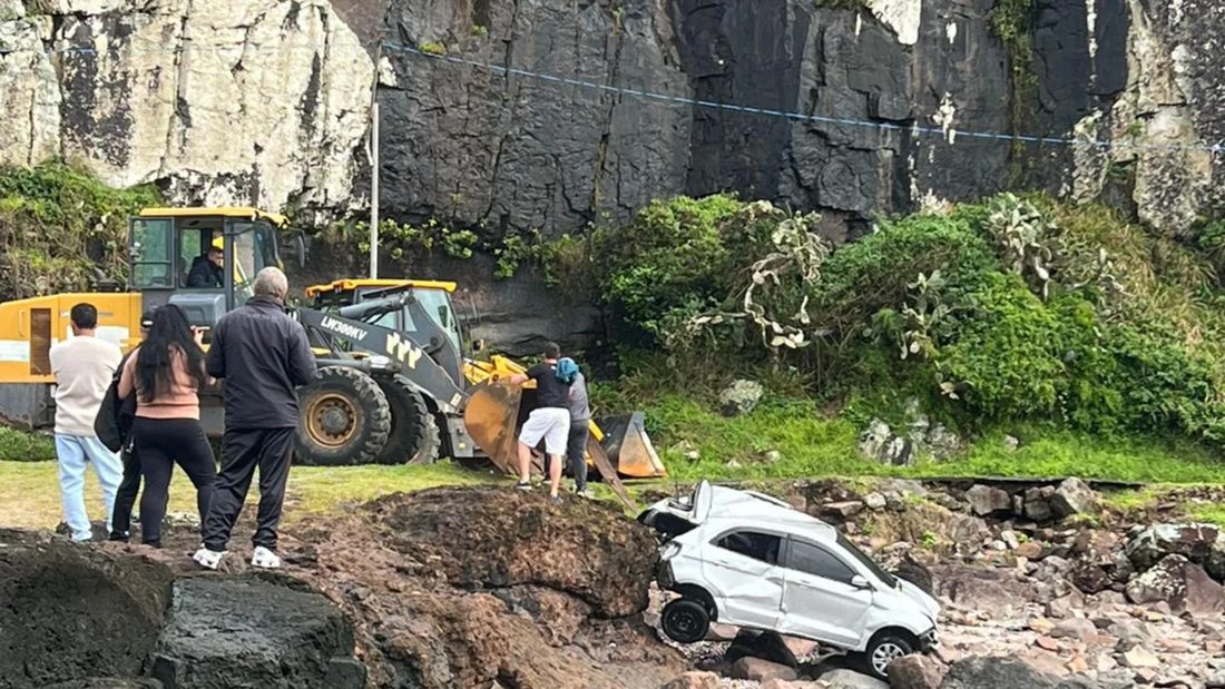 Carro despenca do Morro do Farol e bloqueia o Caminho da Santinha em Torres