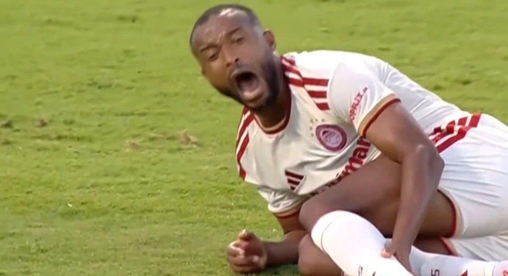Ayoub El Kaabi fratura tibia em dividida forte e deixa Olympiacos sem atacante