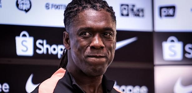 Corinthians mobiliza quatro países e presidenta do Suriname para regularizar situação de Clarence Seedorf antes da partida contra o Vasco