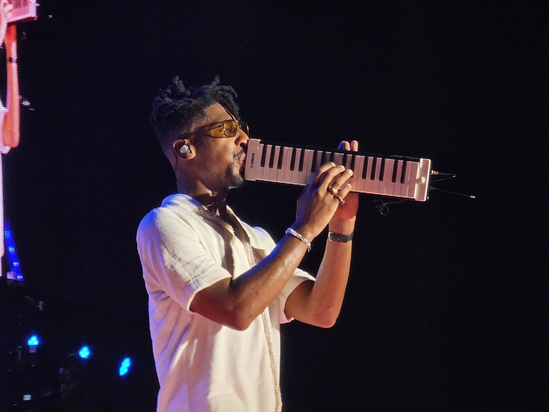 Jon Batiste estreia no Rock in Rio com preview de “Mais Que Nada” em Curaçao