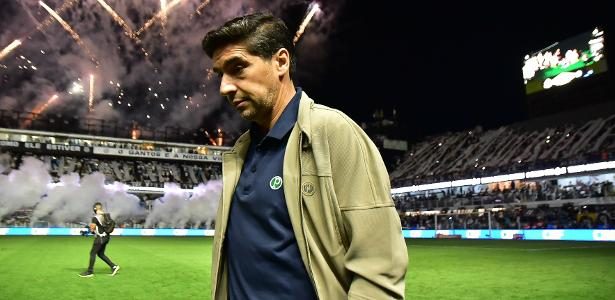 Abel Ferreira nega culpa e comenta nova denúncia do STJD após chute ao microfone