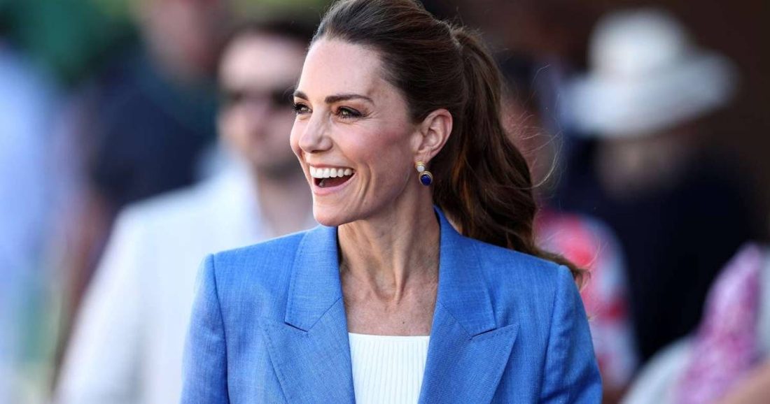 Kate Middleton e Princesa Charlotte são flagradas em passeio de metrô que gera polêmica no Reino Unido