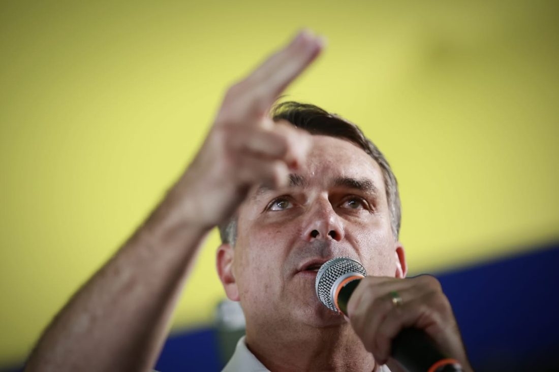 Flávio Bolsonaro repete propostas de Lula e promete corte de R$200 bi em gastos, mas detalhes geram dúvidas