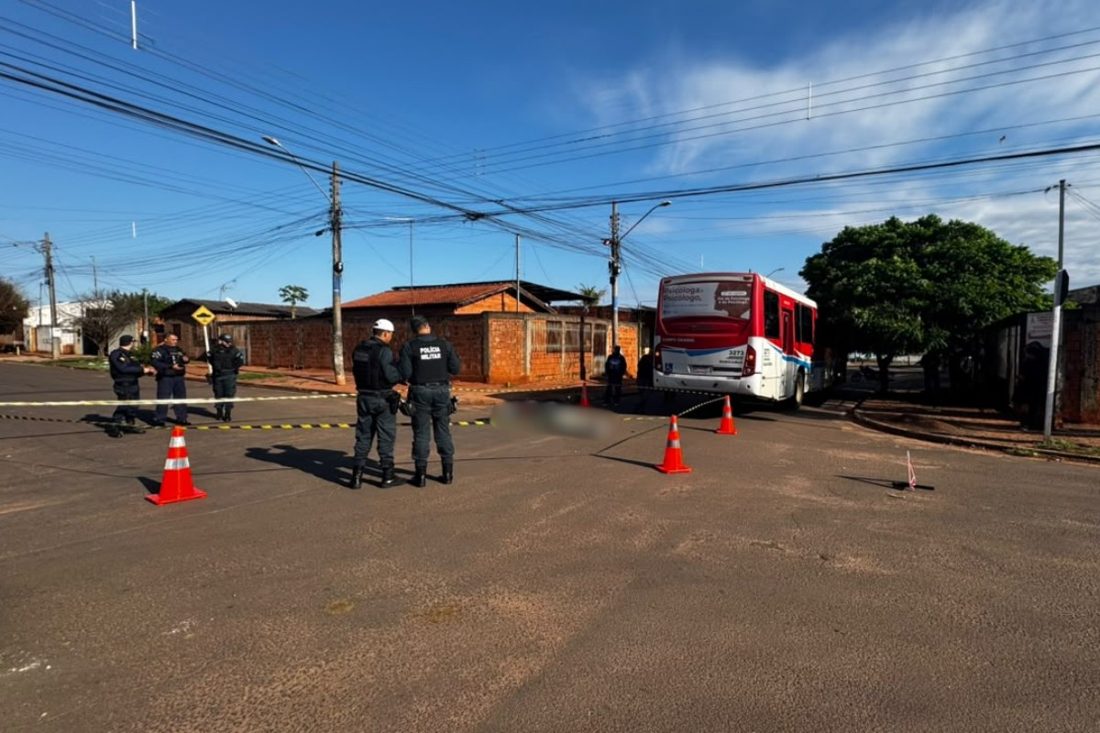 Motociclista de 19 anos morre ao avançar placa de pare e ser atingido por ônibus em Campo Grande