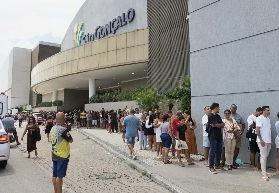 Eleitores enfrentam longas filas para votar no Rio e em São Paulo; fila até 17h garante direito ao voto